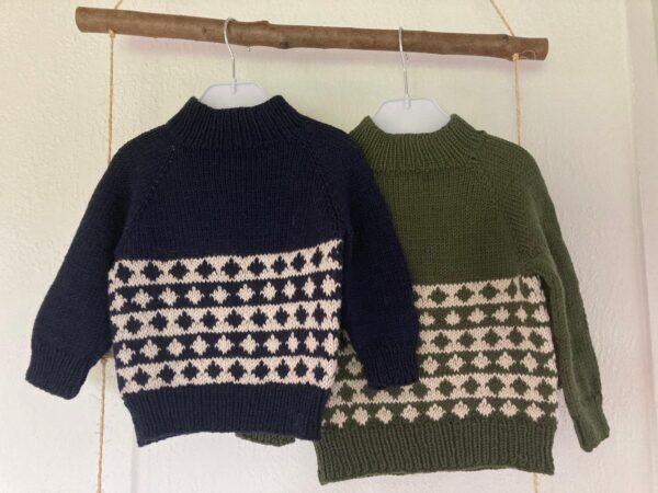 Strikket barnesweater til baby og barn. Olivengrøn og mørkeblaa - Eiks sweater