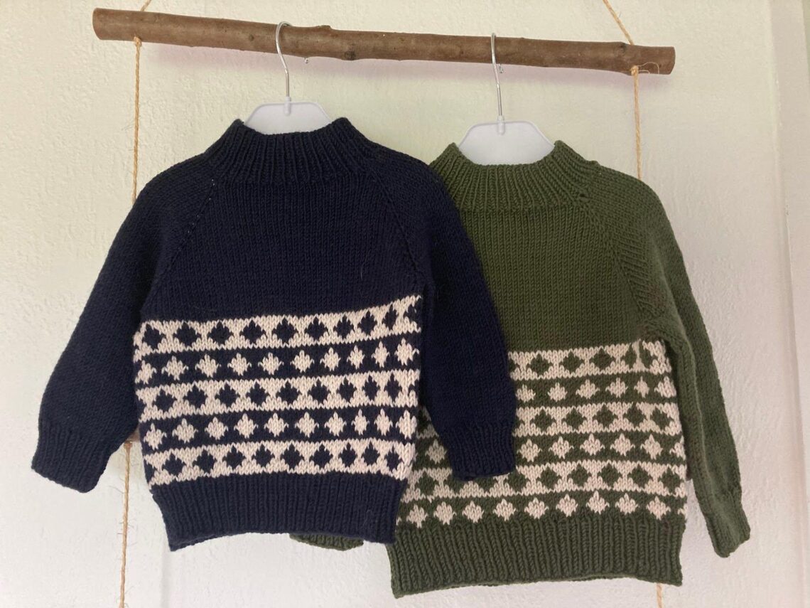 Strikket barnesweater til baby og barn. Olivengrøn og mørkeblaa - Eiks sweater