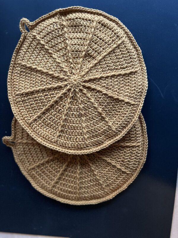Crochet potholders with leather strap - Image 4