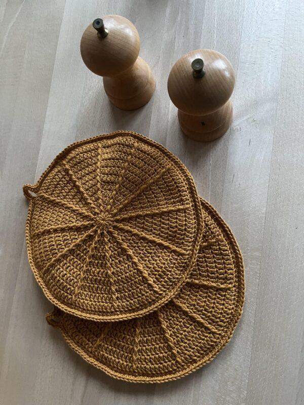 Crochet potholders with leather strap - Image 3