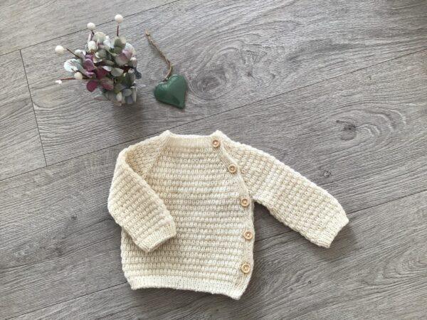 Strikket cardigan. Håndstrikket sidelukket cardigan til baby/barn