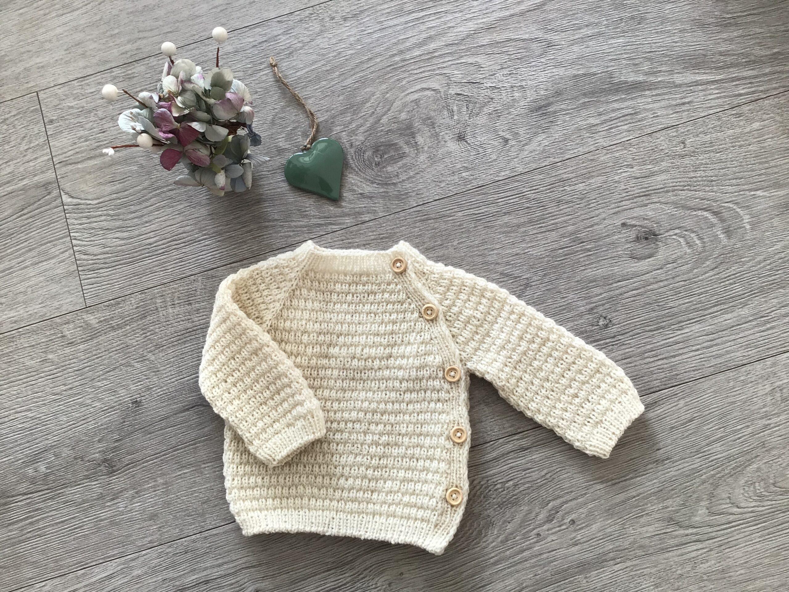 Strikket cardigan. Håndstrikket sidelukket cardigan til baby/barn