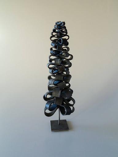 DIY juletræ stående på sokkel. Elegant og kompleks kunstværk i moderne stil.