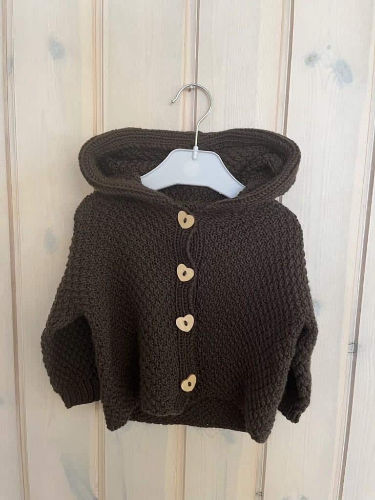 Strikket hættetrøje / cardigan med hætte til baby og barn