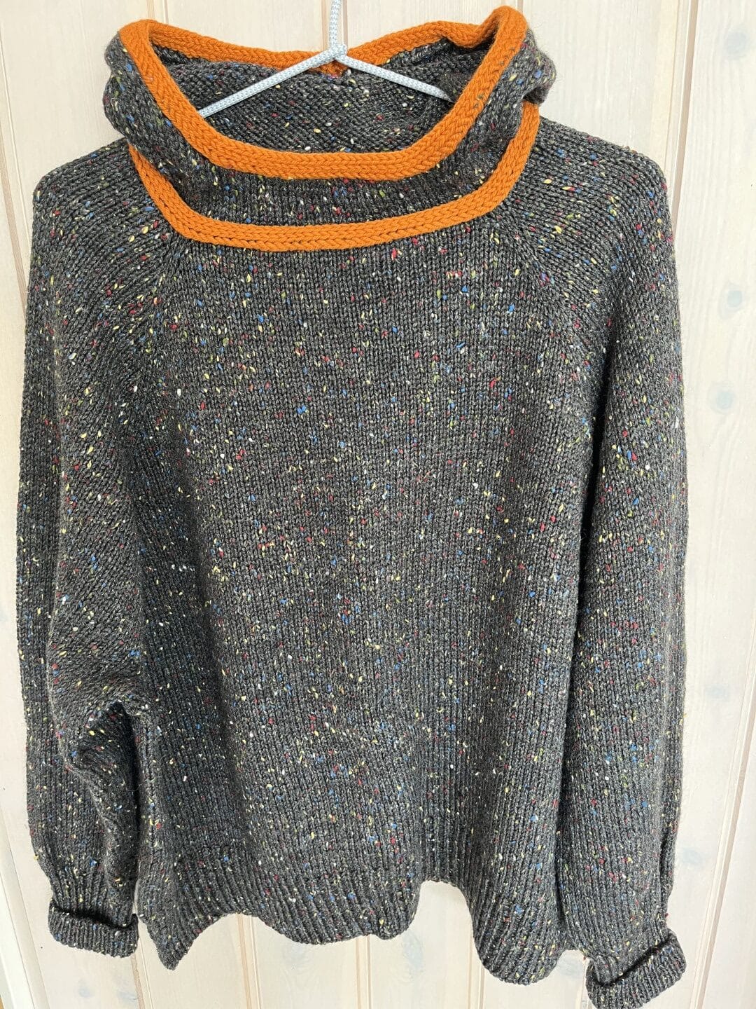 Strikket hættetrøje til damer - opskrift