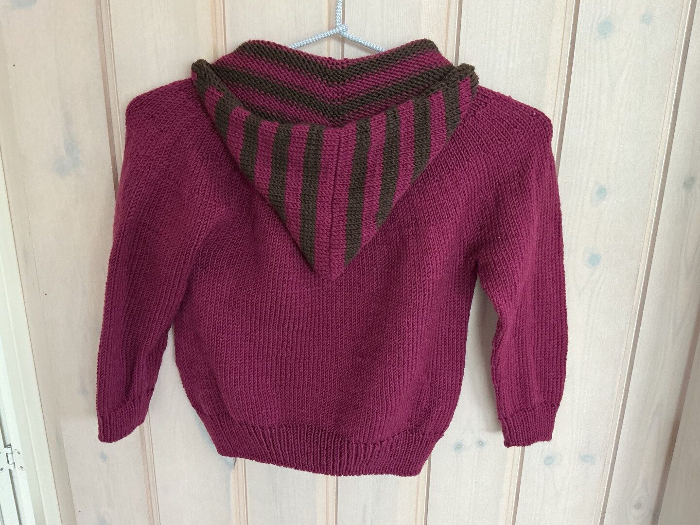 sweater med hætte til børn - strikkeopskrift