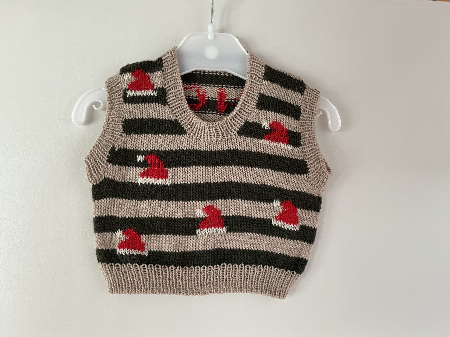 Strikket julevest til baby
