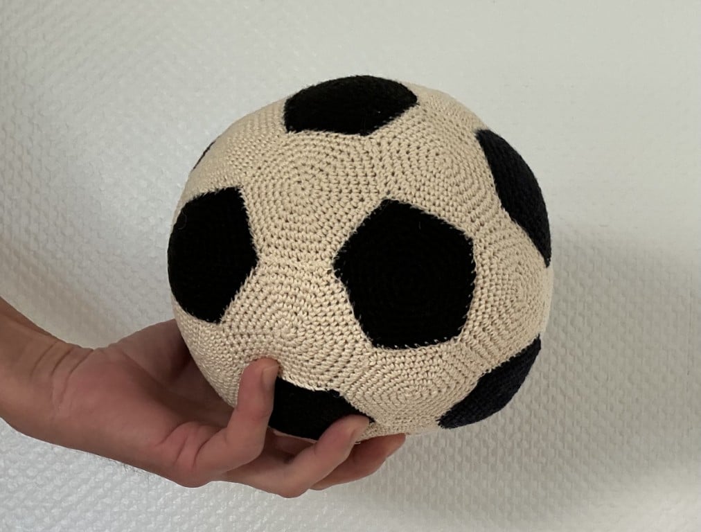 Hæklet bold, sort og hvid. Unik legetøj til hjemmet eller boldspil for børn.