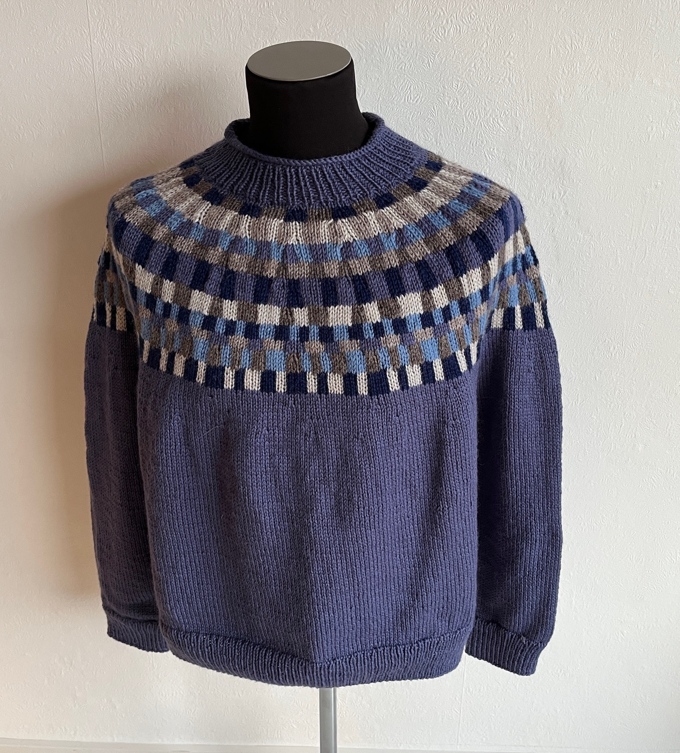 Sweater til kvinder. Opskrift strik Strikkeopskrift Flerfarvestrik