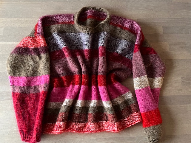 Sweater af garnrester. Håndstrikket sweater