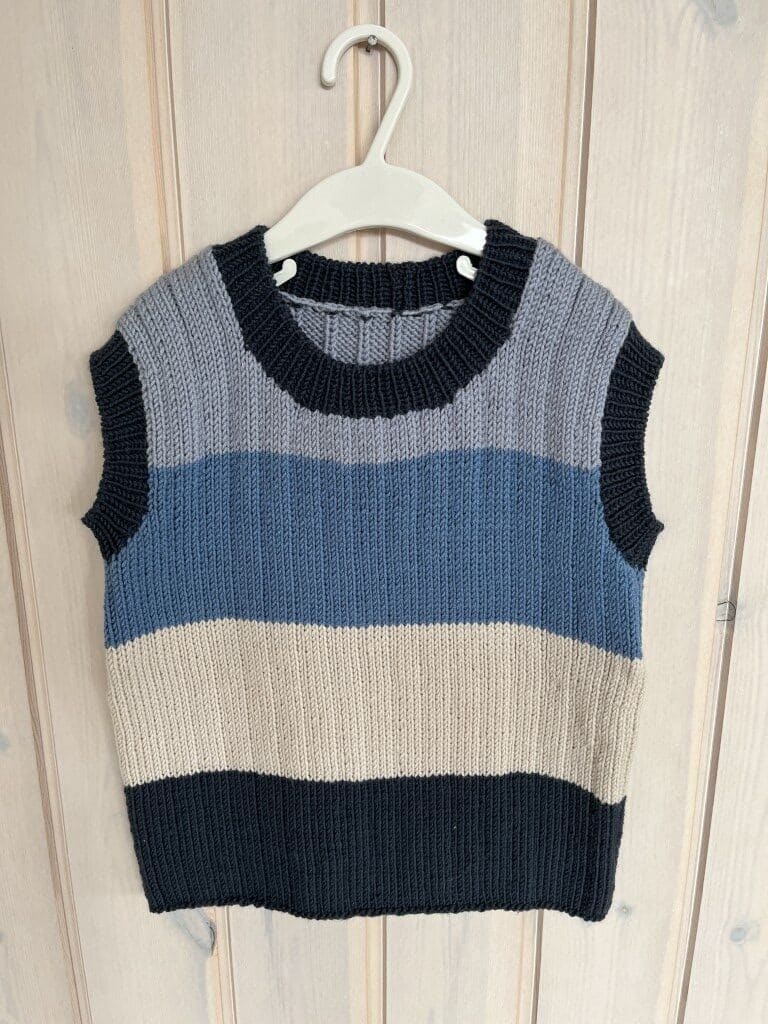 Strikket vest til børn og baby. Strikkeopskrift