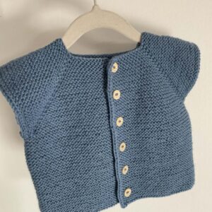 Retstrikket vest med knapper