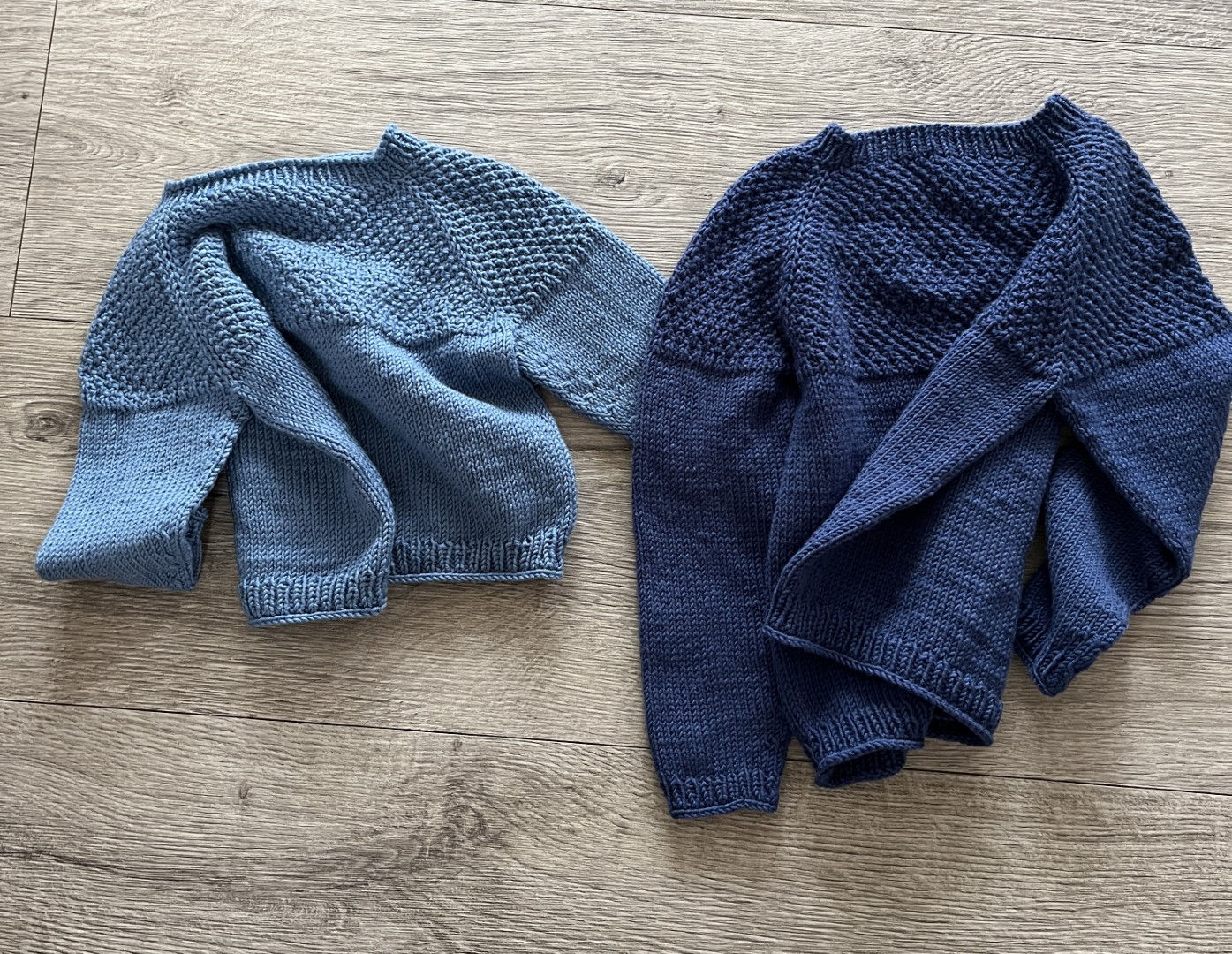 Kalles sweater til baby og barn. Strikkeopskrift