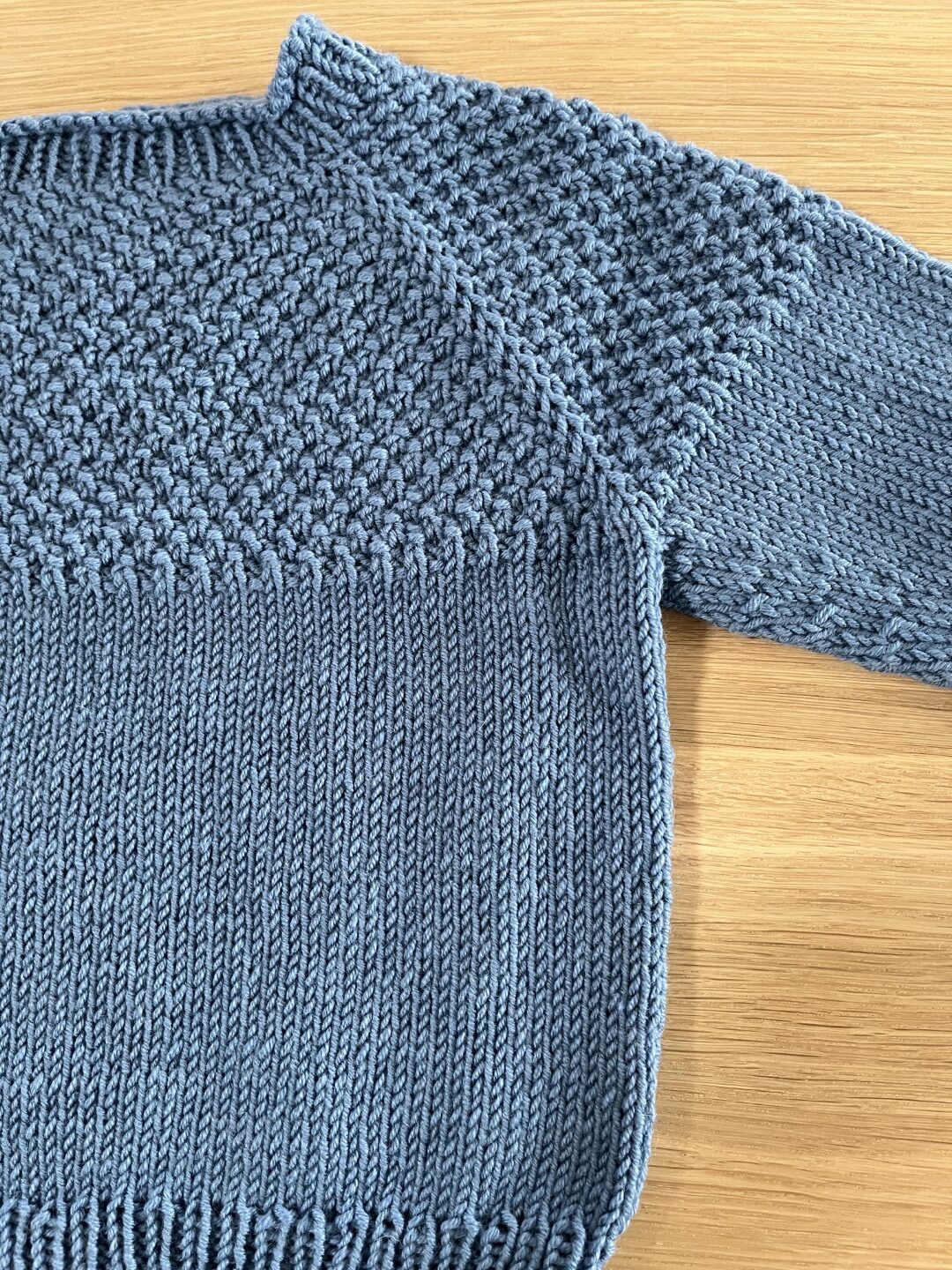 Kalles sweater til baby og barn. Strikkeopskrift